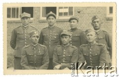 Sierpień 1941, Neubrandenburg, Niemcy.
Oflag II E/K, oficerowie 56 pułku piechoty. Stoją od lewej: por. Władysław Udziela, kpt. Marian Mendelowski, por.  Antoni Grellus, por. Jan Połczyński. Siedzą od lewej: kpt. Jan Błyskorz, mjr Władysław  Grochola, kpt. Jerzy Lisowski.
Fot. NN, zbiory Ośrodka KARTA, przekazała Wiesława Grochola