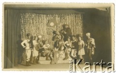 1940-1945, Neubrandenburg,  Niemcy.
Przedstawienie w oflagu przygotowane przez polskich oficerów w Oflagu II E/K.
Fot. NN, zbiory Ośrodka KARTA, przekazała Wiesława Grochola