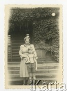 1949, Niemcy. 
M. Kramme z synem Winfriedem, żona znajomego Władysława Grocholi, Ottona Krammego, który opiekował się nim po chorobie, po wyjściu z oflagu.
Fot. NN, zbiory Ośrodka KARTA, przekazała Wiesława Grochola