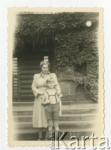 1949, Niemcy. 
M. Kramme z synem Winfriedem, żona znajomego Władysława Grocholi, Ottona Krammego, który opiekował się nim po chorobie, po wyjściu z oflagu.
Fot. NN, zbiory Ośrodka KARTA, przekazała Wiesława Grochola