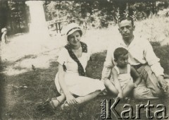 Sierpień 1932, Grupa, Polska. 
Władysław Grochola z żoną Józefą i synem Władysławem.
Fot. NN, zbiory Ośrodka KARTA, przekazała Wiesława Grochola