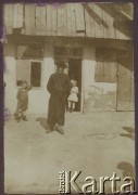 Październik 1919, Podwołoczyska, Polska. 
Rodzina żydowska.
Fot. NN, zbiory Ośrodka KARTA, przekazała Wiesława Grochola