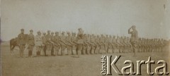Ok. 1920 r., Polska.
Apel wojskowy. W szeregu prawdopodobnie żołnierze Armii generała Józefa Hallera.
Fot. NN, zbiory Ośrodka KARTA, przekazała Wiesława Grochola