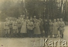10.04.1919, Polska.
Korpus oficerski 1 batalionu 4 pułku strzelców polskich. Od  lewej: por. Władysław Grochola, Wieczorek, ppor. Teofil Kuc, por. Ferree, ppor. Seweryn Gurtler, ppor. Henryk Sozański, kpt. Flix, ppor. Leon Parat, ppłk Kozłowski, ppor. Roman Dzutyński, kpt. Józef Liwacz, ppor. Varrand, por. Józef Gadowski, por. Goudri, Andrzej Sułek, Mieczysław Arciszewski, ppor. Edward Betlejak, por. Stefan Hryczyszyn.
Fot. NN, zbiory Ośrodka KARTA, przekazała Wiesława Grochola