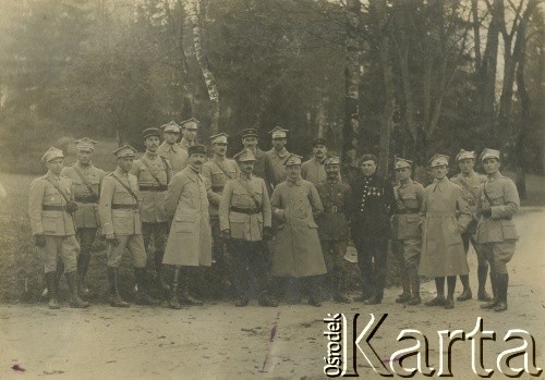 10.04.1919, Polska.
Korpus oficerski 1 batalionu 4 pułku strzelców polskich. Od  lewej: por. Władysław Grochola, Wieczorek, ppor. Teofil Kuc, por. Ferree, ppor. Seweryn Gurtler, ppor. Henryk Sozański, kpt. Flix, ppor. Leon Parat, ppłk Kozłowski, ppor. Roman Dzutyński, kpt. Józef Liwacz, ppor. Varrand, por. Józef Gadowski, por. Goudri, Andrzej Sułek, Mieczysław Arciszewski, ppor. Edward Betlejak, por. Stefan Hryczyszyn.
Fot. NN, zbiory Ośrodka KARTA, przekazała Wiesława Grochola