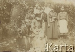 Ok. 1920, Wołyń, Polska.
Rodzina chłopska.
Fot. NN, zbiory Ośrodka KARTA, przekazała Wiesława Grochola