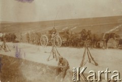 Ok. 1920, Polska.
Przerwa na obiad w czasie marszu oddziału Wojska Polskiego. Widoczne kuchnie polowe, karabiny francuskie Berthiera ustawione w kozły.
Fot. NN, zbiory Ośrodka KARTA, przekazała Wiesława Grochola