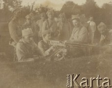 Ok. 1920, Polska.
Żołnierze z Armii gen. Hallera przy stanowisku karabinu maszynowego Hotchiss.
Fot. NN, zbiory Ośrodka KARTA, przekazała Wiesława Grochola