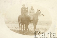 1919-1928, Polska.
Porucznik Władysław Grochola (z lewej) z nieznanym żołnierzem.
Fot. NN, zbiory Ośrodka KARTA, przekazała Wiesława Grochola