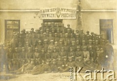 9.09.1921, Tarnopol, Polska.
Kurs podoficerski (15.05.-15.09.1921), 1 kompania 52 pułku piechoty kresowej 12 Dywizji Piechoty.
Fot. NN, zbiory Ośrodka KARTA, przekazała Wiesława Grochola