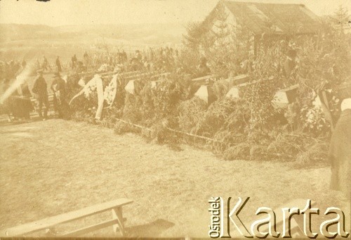 Ok. 1919-1920, Polska.
Pogrzeb żołnierzy poległych w wojnie polsko-bolszewickiej.
Fot. NN, zbiory Ośrodka KARTA, przekazała Wiesława Grochola