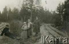 Ok. 1920, Polska.
Porucznik Władysław Grochola (pierwszy z prawej) w towarzystwie nieznanych osób.
Fot. NN, zbiory Ośrodka KARTA, przekazała Wiesława Grochola