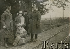 Ok. 1920, Polska.
Porucznik Władysław Grochola (pierwszy z prawej) w towarzystwie nieznanych osób.
Fot. NN, zbiory Ośrodka KARTA, przekazała Wiesława Grochola