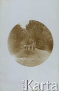 Ok. 1920, Polska.
Mężczyzna z dziećmi na drodze.
Fot. NN, zbiory Ośrodka KARTA, przekazała Wiesława Grochola