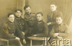 Ok. 1920, Polska.
Leon Cieślak, Stefan Macko [?], Antoni Rogalski, Józef Macheta, Emil Rappaport.
Fot. NN, zbiory Ośrodka KARTA, przekazała Wiesława Grochola