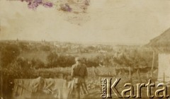 Ok. 1920, Polska.
Żołnierz Wojska Polskiego i panorama miasteczka.
Fot. NN, zbiory Ośrodka KARTA, przekazała Wiesława Grochola