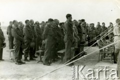 1941, El Amiriya koło Aleksandrii, Egipt.
Żołnierze Samodzielnej Brygady Strzelców Karpackich na terenie bazy wojskowej w trakcie mszy polowej.
Fot. NN, zbiory Ośrodka KARTA, przekazała Wiesława Grochola