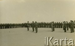 12.11.1941, El Amiriya koło Aleksandrii, Egipt.
Żołnierze Samodzielnej Brygady Strzelców Karpackich na terenie bazy wojskowej, w trakcie defilady przed Naczelnym Wodzem Polskich Sił Zbrojnych, gen. Władysławem Sikorskim.
Fot. NN, zbiory Ośrodka KARTA, przekazała Wiesława Grochola