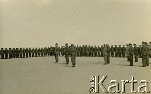 12.11.1941, El Amiriya koło Aleksandrii, Egipt.
Żołnierze Samodzielnej Brygady Strzelców Karpackich na terenie bazy wojskowej, w trakcie defilady przed Naczelnym Wodzem Polskich Sił Zbrojnych, gen. Władysławem Sikorskim.
Fot. NN, zbiory Ośrodka KARTA, przekazała Wiesława Grochola