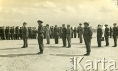 12.11.1941, El Amiriya koło Aleksandrii, Egipt.
Żołnierze Samodzielnej Brygady Strzelców Karpackich na terenie bazy wojskowej, w trakcie defilady przed Naczelnym Wodzem Polskich Sił Zbrojnych, gen. Władysławem Sikorskim.
Fot. NN, zbiory Ośrodka KARTA, przekazała Wiesława Grochola