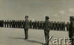 12.11.1941, El Amiriya koło Aleksandrii, Egipt.
Żołnierze Samodzielnej Brygady Strzelców Karpackich na terenie bazy wojskowej, w trakcie defilady przed Naczelnym Wodzem Polskich Sił Zbrojnych, gen. Władysławem Sikorskim.
Fot. NN, zbiory Ośrodka KARTA, przekazała Wiesława Grochola