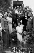 1939-1942, Palestyna.
Żołnierze polscy wraz z gośćmi weselnymi.
Fot. NN, zbiory Ośrodka KARTA, przekazała Wiesława Grochola
