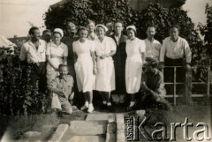 1941-1944, Bliski Wschód.
Sanitariuszki wraz z żołnierzami Samodzielnej Brygady Strzelców Karpackich. Druga od lewej stoi Hanna Guziorska.
Fot. NN, zbiory Ośrodka KARTA, przekazała Wiesława Grochola
