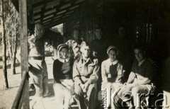 10.03.1942, Sarafand al-Kharab, Palestyna.
Żołnierze Samodzielnej Brygady Strzelców Karpackich wraz z sanitariuszkami. Pierwsza z lewej siedzi Hanna Guziorska.
Fot. NN, zbiór Ośrodka KARTA, przekazała Wiesława Grochola