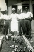 1941, brak miejsca.
W  środku stoi sanitariuszka Hanna Guziorska.
Fot. NN, zbiory Ośrodka KARTA, przekazała Wiesława Grochola.