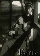 10.03.1942, Sarafand al-Kharab, Palestyna.
Żołnierz Samodzielnej Brygady Strzelców Karpackich wraz z sanitariuszką Hanną Guziorską.
Fot. NN, zbiór Ośrodka KARTA, przekazała Wiesława Grochola