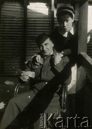 10.03.1942, Sarafand al-Kharab, Palestyna.
Żołnierz Samodzielnej Brygady Strzelców Karpackich wraz z sanitariuszką Hanną Guziorską.
Fot. NN, zbiór Ośrodka KARTA, przekazała Wiesława Grochola
