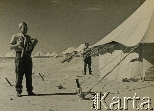 1941, El Amiriya koło Aleksandrii, Egipt.
Żołnierze Samodzielnej Brygady Strzelców Karpackich na terenie bazy wojskowej.
Fot. NN, zbiory Ośrodka KARTA, przekazała Wiesława Grochola