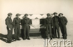 12.11.1941, El Amiriya koło Aleksandrii, Egipt.
Żołnierze Samodzielnej Brygady Strzelców Karpackich na terenie bazy wojskowej w trakcie przygotowań do defilady przed Naczelnym Wodzem Polskich Sił Zbrojnych, gen. Władysławem Sikorskim.
Fot. NN, zbiory Ośrodka KARTA, przekazała Wiesława Grochola