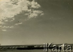1941, El Amiriya koło Aleksandrii, Egipt.
Żołnierze Samodzielnej Brygady Strzelców Karpackich na terenie bazy wojskowej w trakcie mszy polowej.
Fot. NN, zbiory Ośrodka KARTA, przekazała Wiesława Grochola