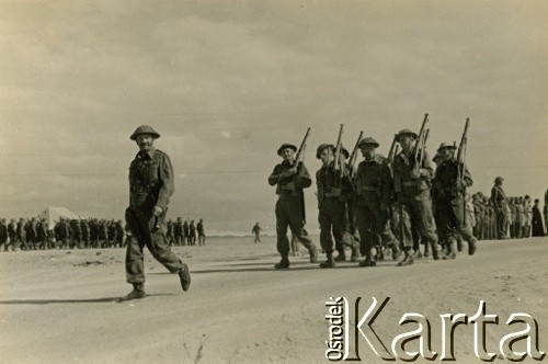 1941, El Amiriya koło Aleksandrii, Egipt.
Żołnierze Samodzielnej Brygady Strzelców Karpackich na terenie bazy wojskowej.
Fot. NN, zbiory Ośrodka KARTA, przekazała Wiesława Grochola