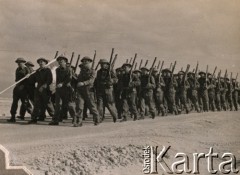 1941, El Amiriya koło Aleksandrii, Egipt.
Żołnierze Legii Oficerskiej niosący sztandar.
Fot. NN, zbiory Ośrodka KARTA, przekazała Wiesława Grochola