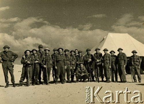 1941, El Amiriya koło Aleksandrii, Egipt.
Żołnierze Samodzielnej Brygady Strzelców Karpackich na terenie bazy wojskowej.
Fot. NN, zbiory Ośrodka KARTA, przekazała Wiesława Grochola
