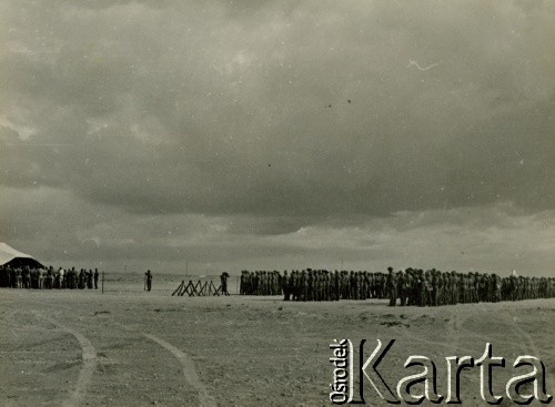 1941, El Amiriya koło Aleksandrii, Egipt.
Żołnierze Samodzielnej Brygady Strzelców Karpackich na terenie bazy wojskowej w trakcie mszy polowej.
Fot. NN, zbiory Ośrodka KARTA, przekazała Wiesława Grochola