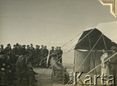 1941, El Amiriya koło Aleksandrii, Egipt.
Żołnierze Samodzielnej Brygady Strzelców Karpackich na terenie bazy wojskowej w trakcie mszy polowej.
Fot. NN, zbiory Ośrodka KARTA, przekazała Wiesława Grochola
