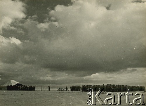 1941, El Amiriya koło Aleksandrii, Egipt.
Żołnierze Samodzielnej Brygady Strzelców Karpackich na terenie bazy wojskowej w trakcie mszy polowej.
Fot. NN, zbiory Ośrodka KARTA, przekazała Wiesława Grochola