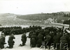 21.12.1940, Latrun, Palestyna.
Żołnierze Legii Oficerskiej podczas mszy, w dniu przetransportowania do Egiptu.
Fot. NN, zbiory Ośrodka KARTA, przekazała Wiesława Grochola
