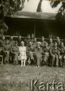 Marzec 1942, Sarafand al-Kharab, Palestyna.
Żołnierze Samodzielnej Brygady Strzelców Karpackich wraz z sanitariuszkami. 4. od prawej siedzi Hanna Guziorska.
Fot. NN, zbiór Ośrodka KARTA, przekazała Wiesława Grochola