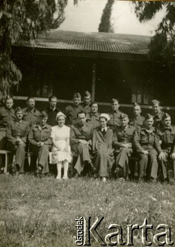 Marzec 1942, Sarafand al-Kharab, Palestyna.
Żołnierze Samodzielnej Brygady Strzelców Karpackich wraz z sanitariuszkami. 4. od prawej siedzi Hanna Guziorska.
Fot. NN, zbiór Ośrodka KARTA, przekazała Wiesława Grochola