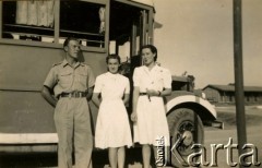 1941, Bliski Wschód.
Sanitariuszki wraz z żołnierzem Samodzielnej Brygady Strzelców Karpackich na terenie obozu wojskowego. Z prawej stoi Hanna Guziorska.
Fot. NN, zbiory Ośrodka KARTA, przekazała Wiesława Grochola