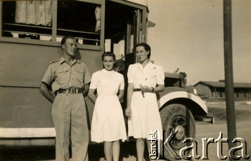 1941, Bliski Wschód.
Sanitariuszki wraz z żołnierzem Samodzielnej Brygady Strzelców Karpackich na terenie obozu wojskowego. Z prawej stoi Hanna Guziorska.
Fot. NN, zbiory Ośrodka KARTA, przekazała Wiesława Grochola