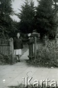 Brak daty, brak miejsca.
Wiesława Grochola w bramie podwórka.
Fot. NN, zbiory Ośrodka KARTA, album przekazała Wiesława Grochola