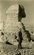 Luty 1941, Giza, Egipt.
Żołnierz Samodzielnej Brygady Strzelców Karpackich, Roman Guziorski, przy posągu Sfinksa.
Fot. NN, zbiory Ośrodka KARTA, album przekazała Wiesława Grochola