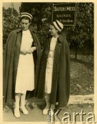 10.03.1942, Bliski Wschód.
Sanitariuszki Wojskowej Służby Pielęgniarskiej Queen Alexandra’s Imperial Military Nursing Service przy mesie.
Z lewej stoi Hanna, później Guziorska.
Fot. NN, zbiory Ośrodka KARTA, album przekazała Wiesława Grochola