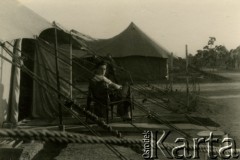 1947, Al Qassasin, Egipt.
Hanna, później Guziorska, na terenie bazy wojskowej.
Fot. NN, zbiory Ośrodka KARTA, album przekazała Wiesława Grochola