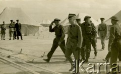 12.11.1941, El Amiriya koło Aleksandrii, Egipt.
Żołnierze Samodzielnej Brygady Strzelców Karpackich na terenie bazy wojskowej, w trakcie defilady przed Naczelnym Wodzem Polskich Sił Zbrojnych, generałem Władysławem Sikorskim.
Fot. NN, zbiory Ośrodka KARTA, album przekazała Wiesława Grochola